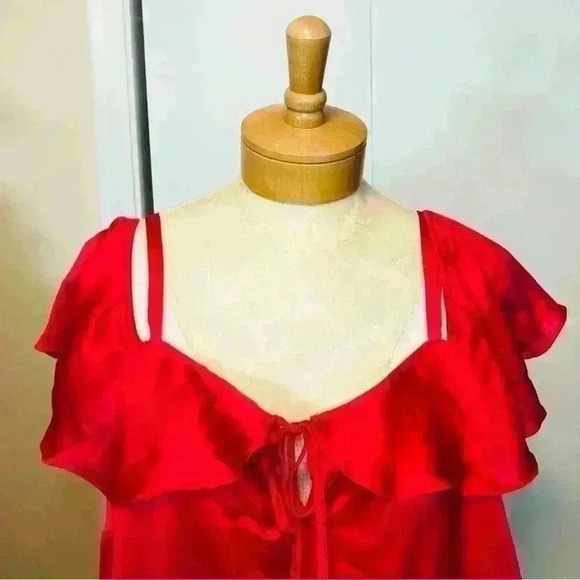 Torrid Cold Shoulder Fuchsia Colored Flutter Sleeve Textured Blouse Size 2 NWT - Picture 4 of 11